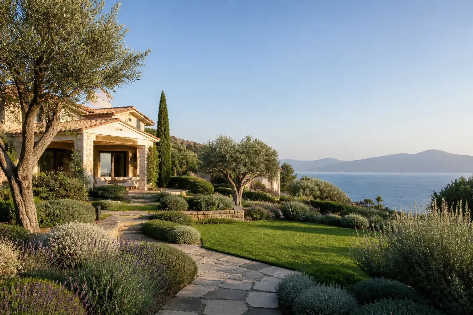 İzmir’de tamamlanmış villa bahçesi ve düzenli peyzaj
