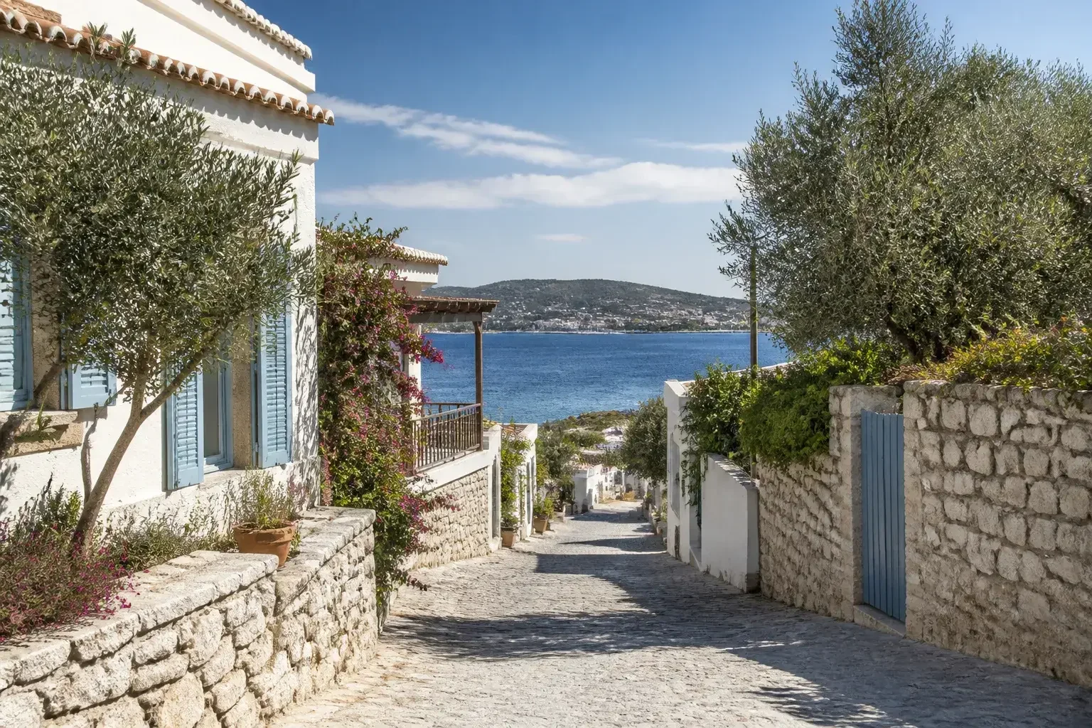 Çeşme’de beyaz evler ve Ege’ye özgü sokak görünümü